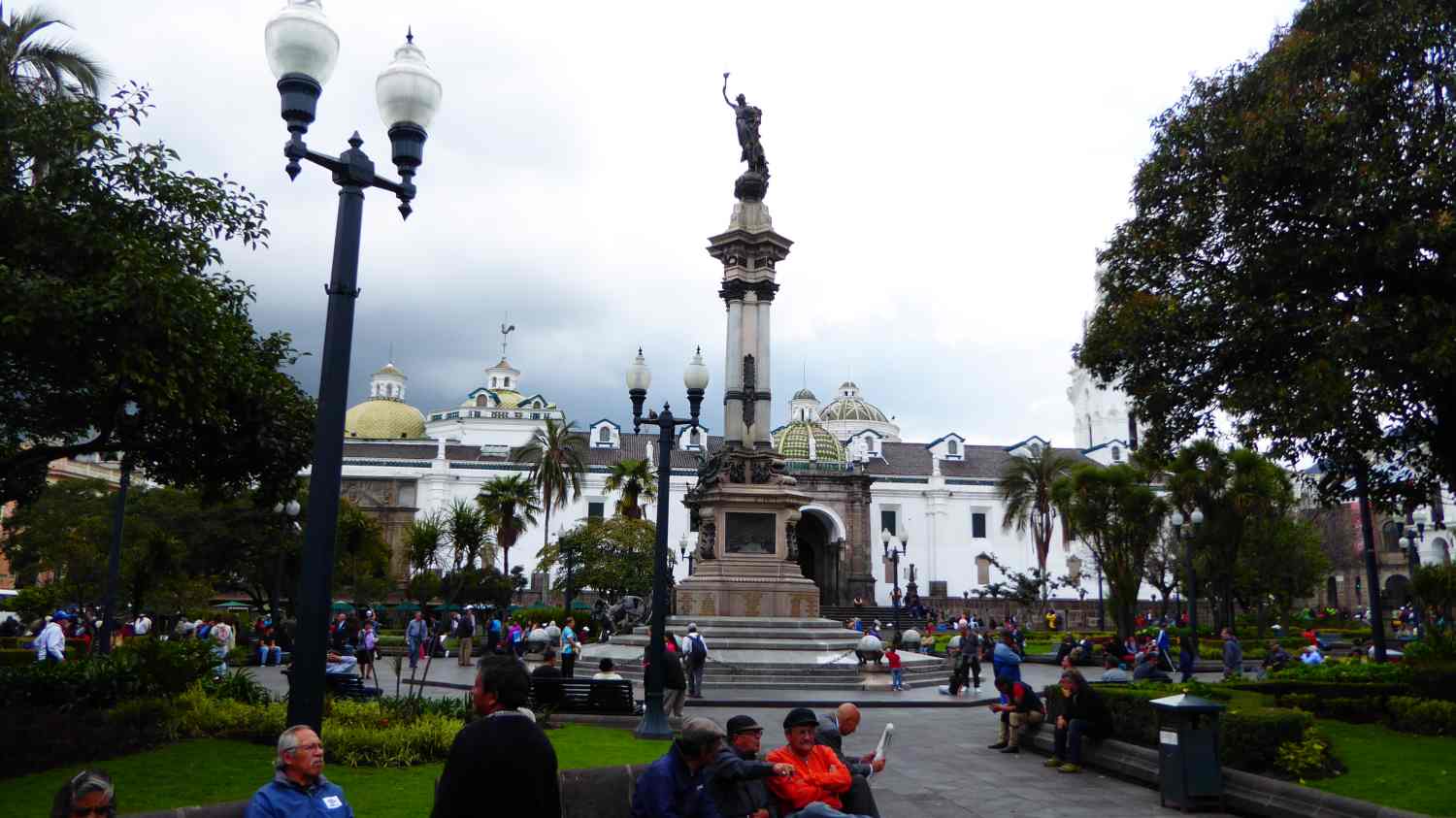 The obligatory square with a monument of heroes