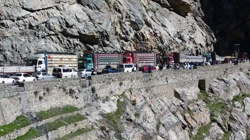 Traffic jam on road from Kabul to Dschallalabad